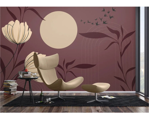 Papier peint décoratif avec motifs floraux, chaise et table d'appoint pour une ambiance intérieure chaleureuse.