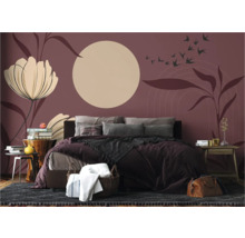 Chambre à coucher avec papier peint décoratif avec des motifs de fleurs et d'oiseaux