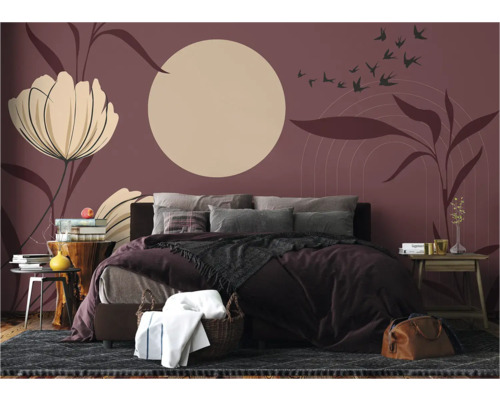 Chambre à coucher avec papier peint décoratif avec des motifs de fleurs et d'oiseaux