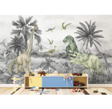 Szene mit einer Kinderzimmer Tapete mit Dinosaurier Motiven und Spielzeugen auf einem Regal.