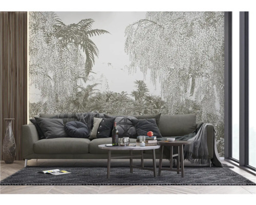 Wohnzimmer mit Sofa, Couchtischen und einer Tapete mit Waldmotiv