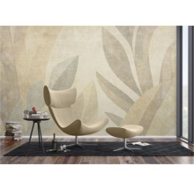 Salon avec papier peint design, fauteuil et repose-pieds