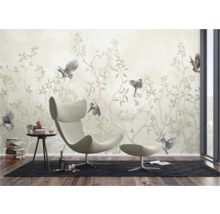 Wohnzimmer mit Fototapete mit Vogelmotiv, Sessel und Beistelltisch