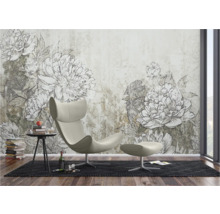 Wohnzimmer mit Blumentapete, Sessel und Beistelltisch