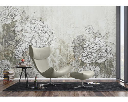 Wohnzimmer mit Blumentapete, Sessel und Beistelltisch