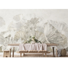Wandbild mit floralem Lotusblatt-Design hinter Holztisch und Bänken