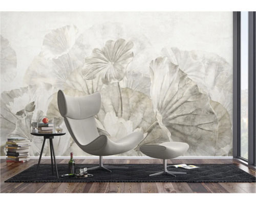 Wohnzimmer mit Fototapete mit floralem Muster, Sessel und Beistelltisch