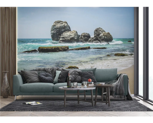 Wohnzimmer mit Fototapete einer Felsenküste am Meer