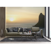 Wohnzimmer mit Sofa, Couchtischen, Teppich und Fototapete mit Meeresmotiv