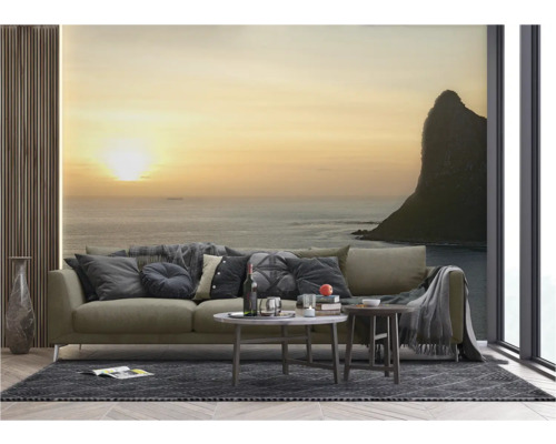 Wohnzimmer mit Sofa, Couchtischen, Teppich und Fototapete mit Meeresmotiv