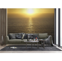 Wohnzimmer mit Fototapete eines Sonnenuntergangs über dem Meer