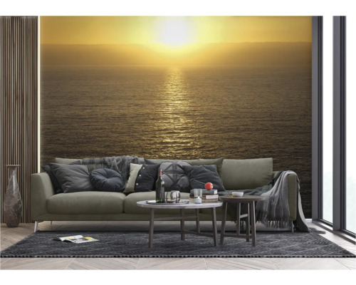Wohnzimmer mit Fototapete eines Sonnenuntergangs über dem Meer