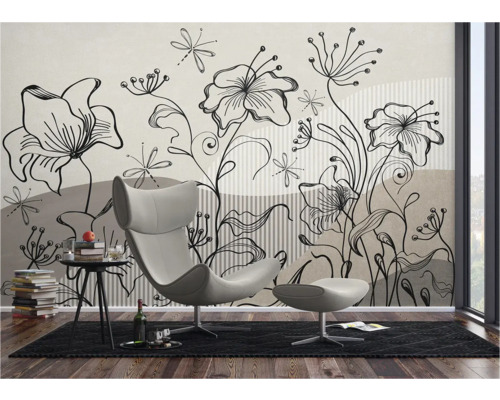 Salon avec papier peint photo à motifs floraux, fauteuil et table d'appoint