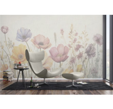 Wohnzimmer mit Blumentapete, Sessel und Beistelltisch