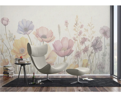 Wohnzimmer mit Blumentapete, Sessel und Beistelltisch