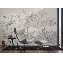 Salon avec papier peint photo floral, fauteuil et table d'appoint