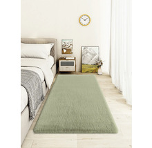 Chambre avec lit, table de chevet, horloge murale et tapis rectangulaire