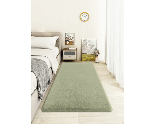 Chambre avec lit, table de chevet, horloge murale et tapis rectangulaire