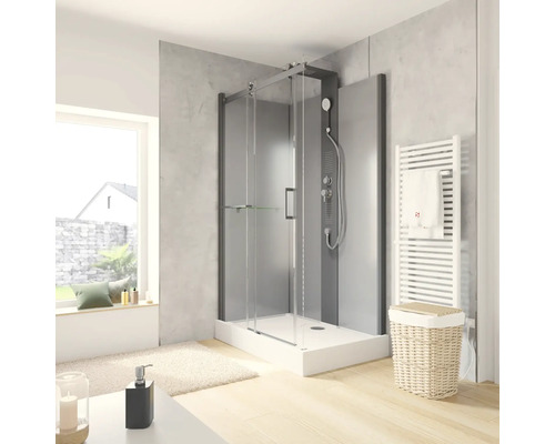 Badezimmer mit Duschkabine, Handtuchwärmer und Dekoration