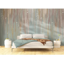 Chambre avec papier peint photo à motifs végétaux derrière un lit.