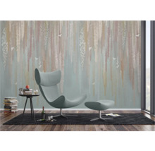 Salon avec papier peint à motifs, fauteuil et table d'appoint pour une ambiance chaleureuse