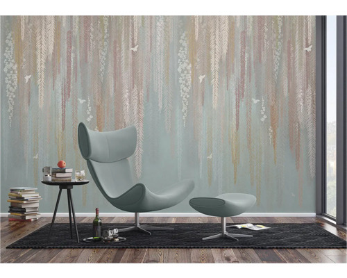 Salon avec papier peint à motifs, fauteuil et table d'appoint pour une ambiance chaleureuse