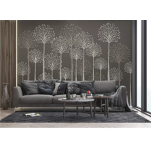 Wohnzimmer mit grauer Couch, Teppich und Wandtapete mit Baumdesign für eine gemütliche Atmosphäre