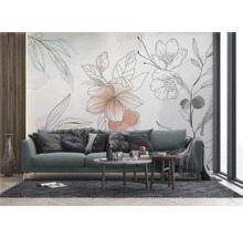 Salon avec canapé, tables basses et papier peint à fleurs pour un intérieur moderne