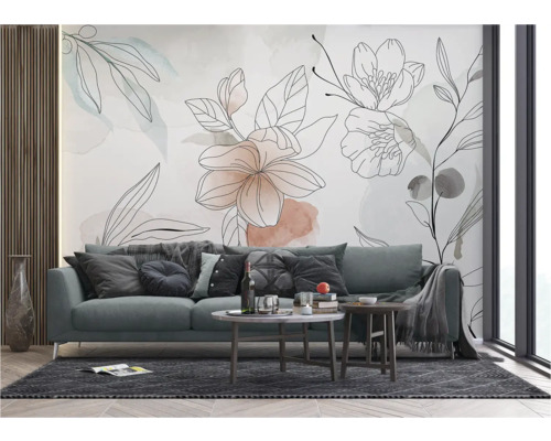 Salon avec canapé, tables basses et papier peint à fleurs pour un intérieur moderne