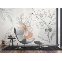 Salon avec papier peint à motifs, fauteuil et table d'appoint.