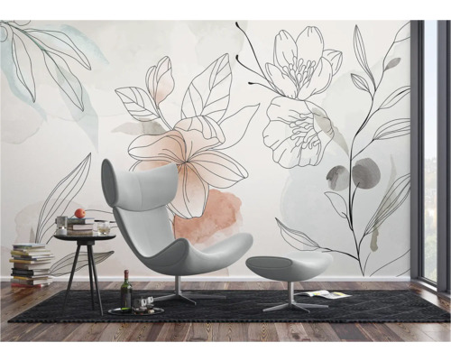 Salon avec papier peint à motifs, fauteuil et table d'appoint.