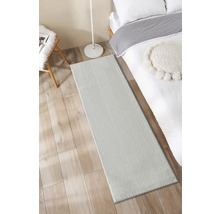 Schlafzimmer mit Bett und grauem Teppichläufer mit Fischgrätenmuster