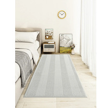 Szene eines Schlafzimmers mit Bett, Nachttisch und Teppich