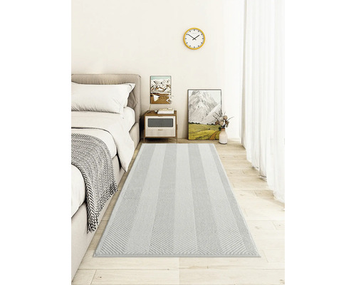 Szene eines Schlafzimmers mit Bett, Nachttisch und Teppich