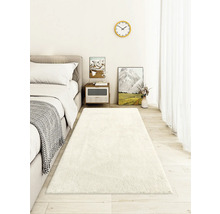 Chambre avec lit, table de chevet et long tapis doux