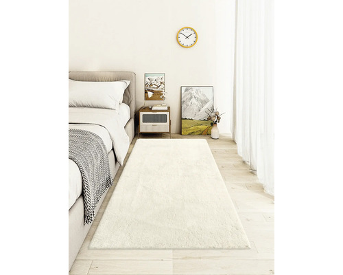 Chambre avec lit, table de chevet et long tapis doux