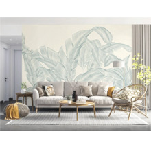 Salon avec canapé, table, fauteuil et papier peint à motifs de feuilles