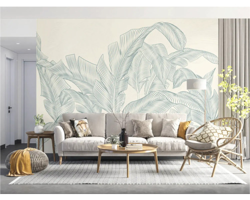 Salon avec canapé, table, fauteuil et papier peint à motifs de feuilles