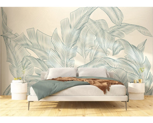 Chambre avec lit devant un papier peint au motif de feuilles botaniques