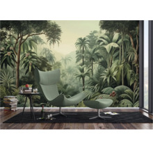 Salon avec papier peint jungle, fauteuil et table d'appoint