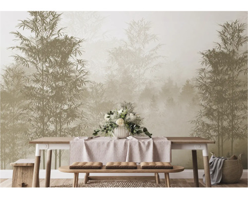 Papier peint représentant une forêt de bambous dans une pièce lumineuse avec table et décoration