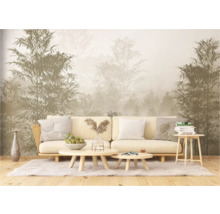 Salon lumineux avec canapé, tables basses et papier peint forêt de bambous pour une atmosphère paisible.