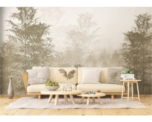 Salon lumineux avec canapé, tables basses et papier peint forêt de bambous pour une atmosphère paisible.