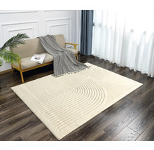 Salon avec canapé et tapis à motifs