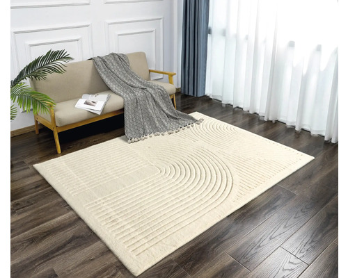 Salon avec canapé et tapis à motifs