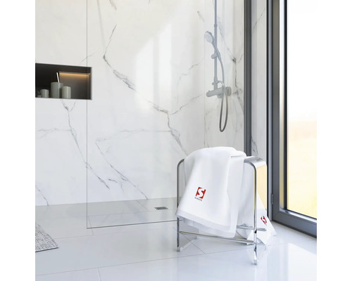 Modernes Badezimmer mit Handtuchhalter, Handtüchern, Dusche und Ablagefach