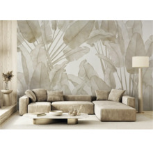 Wohnzimmer mit Sofa, Couchtisch und Blumentapete