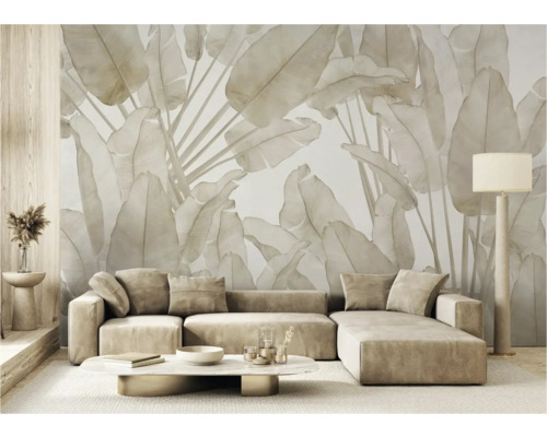 Wohnzimmer mit Sofa, Couchtisch und Blumentapete