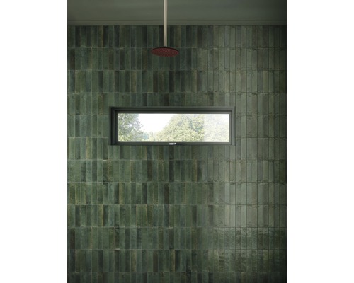 Salle de bains avec carreaux muraux verts, fenêtre et douche à effet pluie