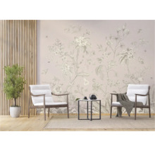 Scène d'intérieur décorative avec papier peint floral, fauteuils et table d'appoint